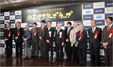 一時代を築いた最強クラスの棋士が集うドリームマッチ。 中央右はエステー 鈴木喬社長、左はフマキラー 大下俊明会長。